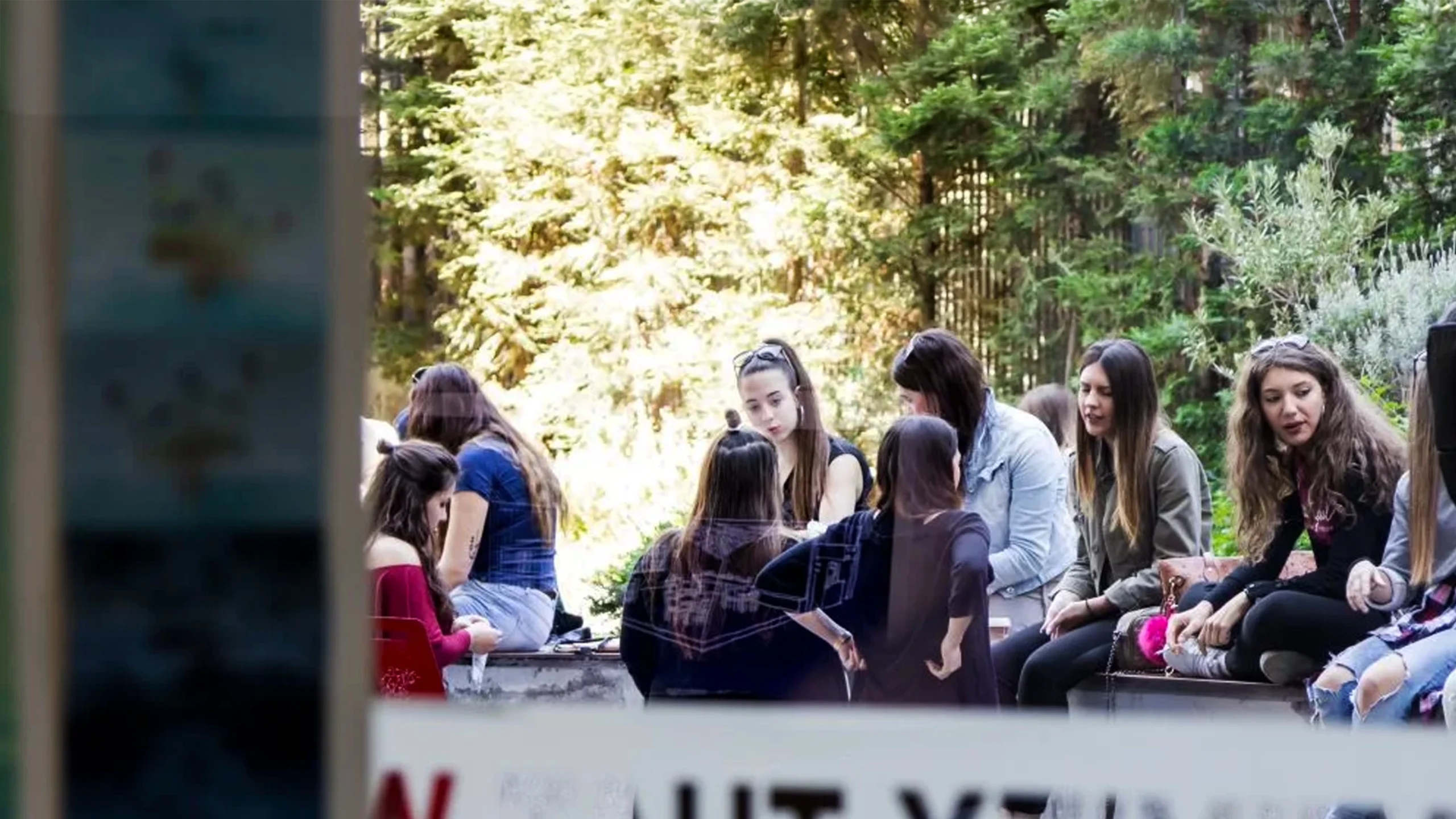 Σπουδαστές στον χώρο του campus του APS